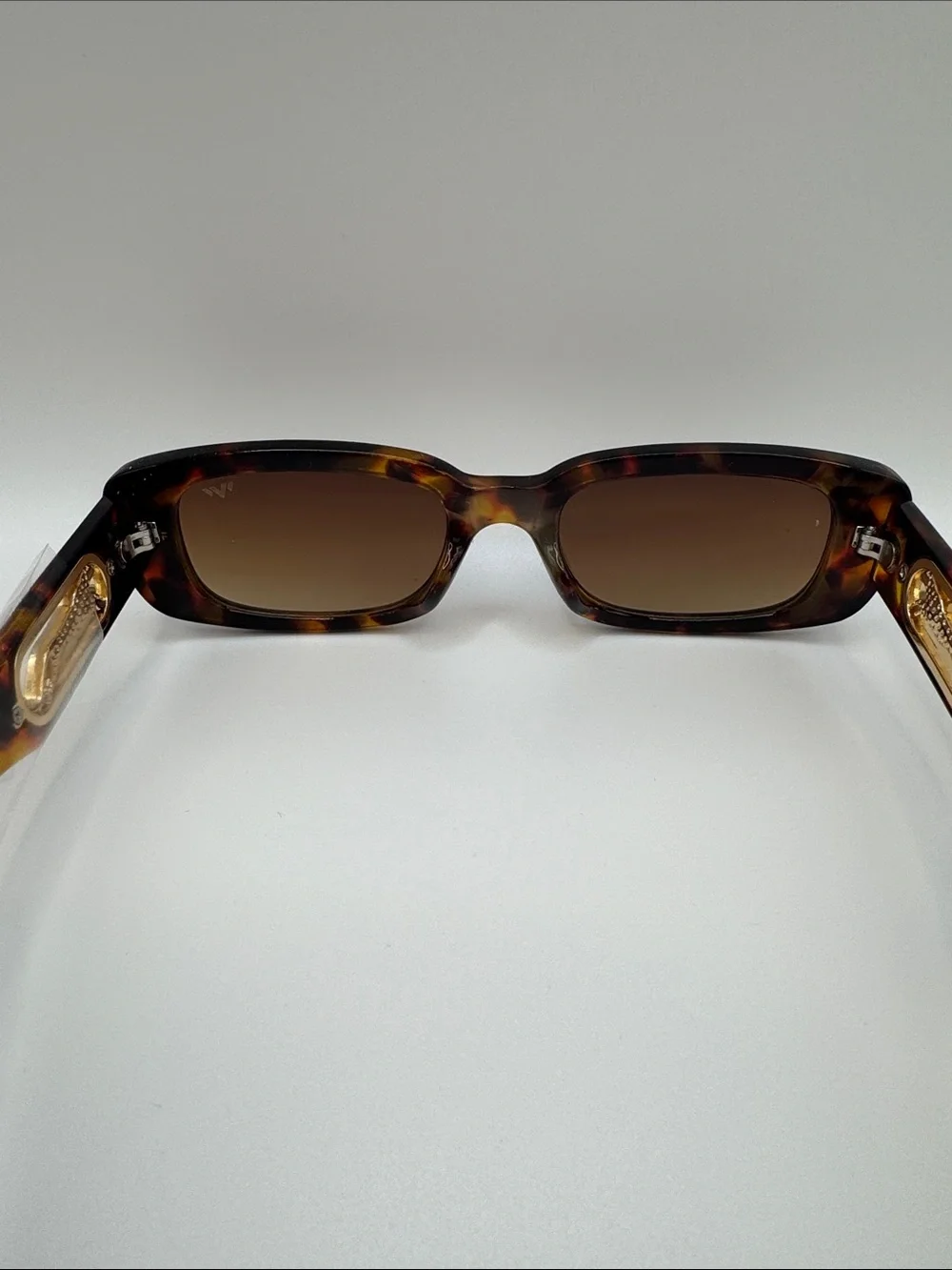 The Unbranded Brand chic tortoiseshell